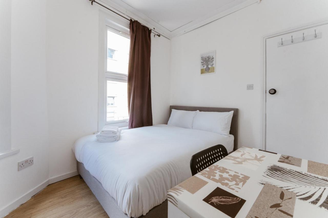 Mile End Double Rooms 27 Guest House London Bagian luar foto